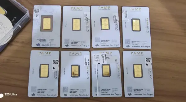 Fałszywe sztabki PAMP, w tym 100g srebra i kilka złotych 5g i 2.5g, z certyfikatami.
