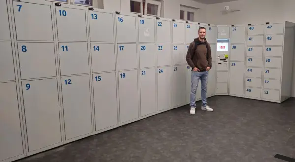 Gdańsk Dworzec Główny: przechowalnia bagażu z numerowanymi szafkami i terminalem płatniczym. Sprawdź cennik przechowalni bagażu.