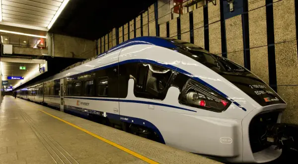 Nowoczesny pociąg PKP Intercity Pesa Dart na peronie, gotowy do podróży z Rzeszowa do Gdańska.