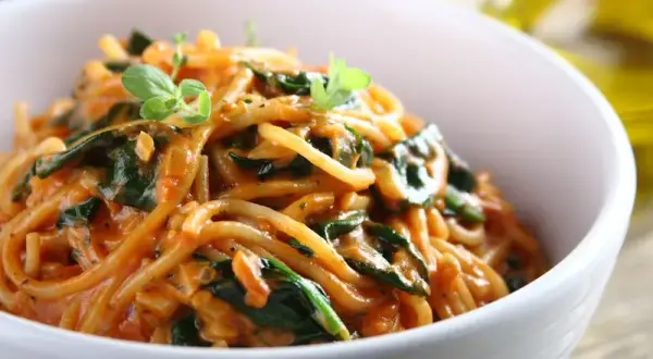 Idealne spaghetti ze szpinakiem? Przepis, warianty i porady mistrza!
