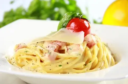 Pyszne spaghetti z białym sosem – łatwy przepis na idealny obiad