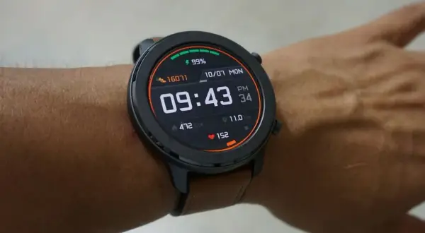 Smartwatch z brązowym paskiem pokazuje 09:43. Dowiedz się, jak ustawić język polski w smartwatch, by wszystko było jasne.
