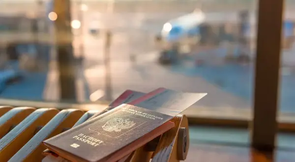 Paszport i bilety lotnicze czekają na podróż. Może to dokument dla konsula, który wyrusza w ważną misję.