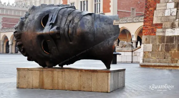 Rzeźba Igora Mitoraja na Rynku w Krakowie – kontrowersje i historia