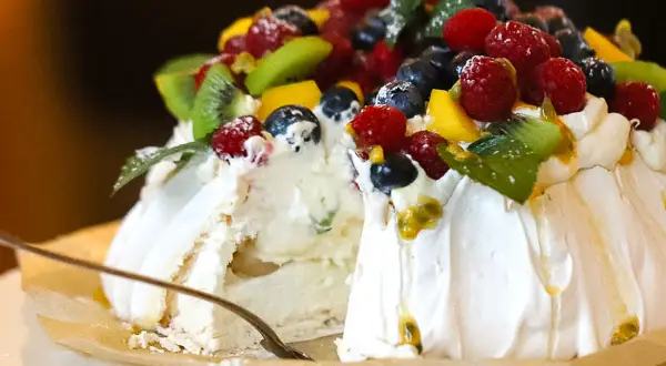 Ein köstliches Pavlova-Rezept mit frischen Beeren, Kiwi und Passionsfrucht. Perfekt für jeden Anlass!