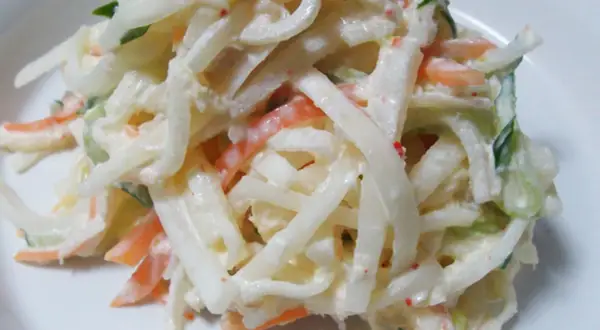 Cremiger Krautsalat mit Karottenstreifen, ein klassisches rezept coleslaw original. Frisch und lecker!