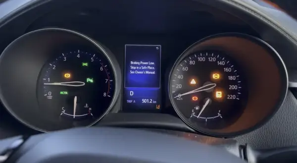 Varning för låg bromseffekt på Toyota C-HR. Flera varningslampor lyser, inklusive ABS och bromssystemet.
