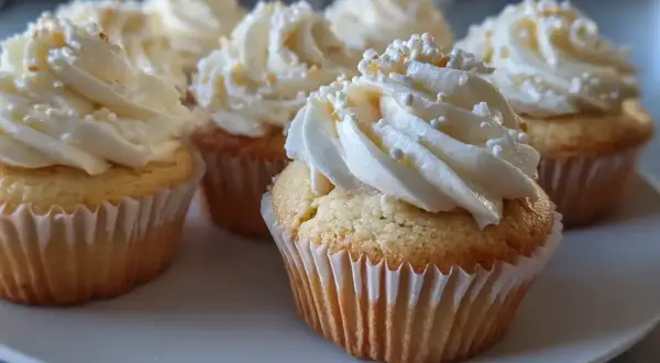 Fluffiga mini cupcakes med vit frosting och strössel. Perfekt för ett enkelt mini cupcakes recept.