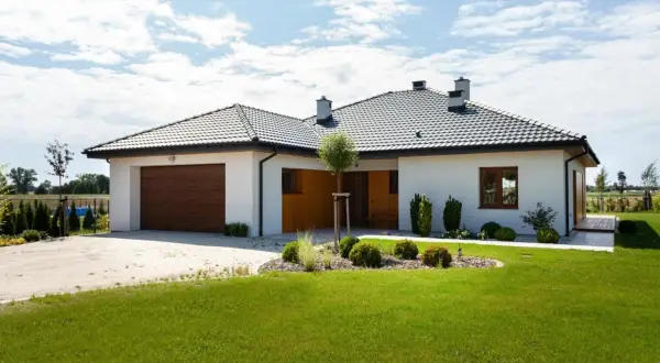 Nowoczesny dom pod klucz, co to znaczy? Gotowy do zamieszkania, z garażem i zadbanym ogrodem.