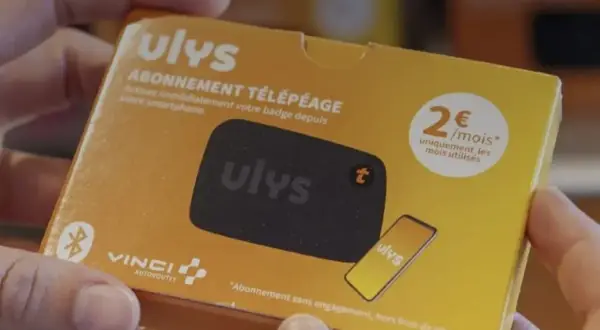 Boîte d'abonnement télépéage Ulys Vinci. Le badge est activable via smartphone. La durée de vie du badge télépéage Vinci est illimitée tant qu'il est utilisé.