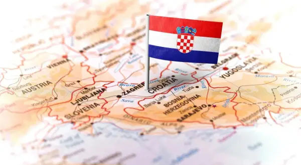 Chorwacka flaga na mapie Europy Środkowej, zaznaczona trasa przez Austrię i Słowenię.