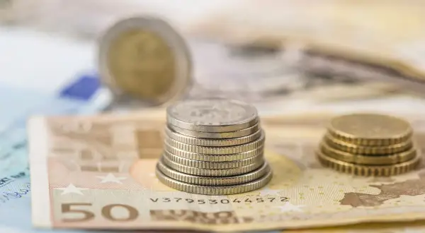 Stos monet na banknocie 50 euro.