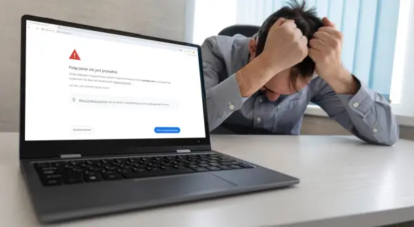 Frustracja użytkownika z powodu błędu połączenia w przeglądarce Chrome, wskazującego na problem z certyfikatami.