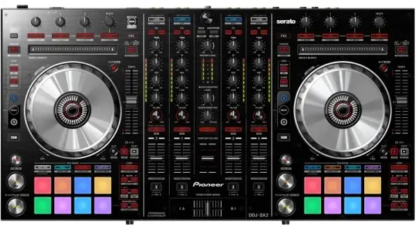 Na czym gra DJ? Poznaj niezbędny sprzęt do miksowania muzyki