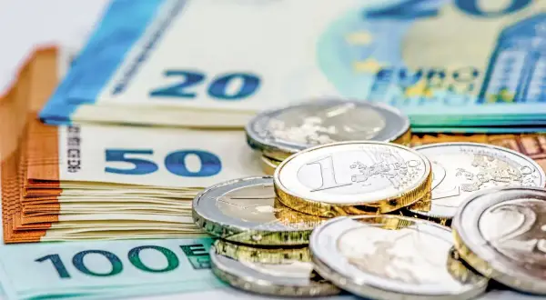 Ile euro przez granicę? Limit 10 000 € i zasady zgłaszania gotówki