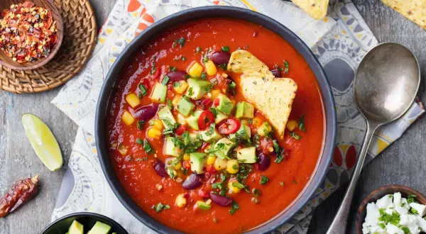 Zupa meksykańska Ani Gotuje: aromatyczna, z awokado, kukurydzą, fasolą i nachos.