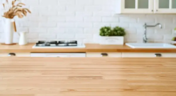 Plan de travail en bois clair, prêt à être vitrifié pour une cuisine moderne et fonctionnelle.