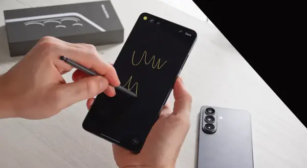 Ręce trzymają Samsunga, rysując na ekranie S Penem. Obok leży kolejny model. Jaki Samsung jest najlepszy? Ten, który Ci odpowiada!