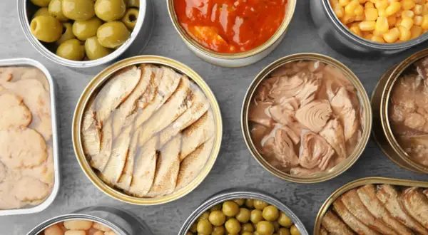 Vielfalt an Konserven: Oliven, Sauce, Mais, Fisch und Bohnen – alles **processor food** für schnelle Mahlzeiten.