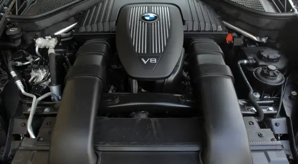 Silnik V8 BMW x5 e70. Potężna jednostka napędowa z charakterystycznym logo BMW.