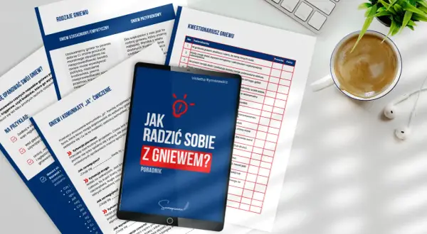 Jak radzić sobie z gniewem? Poradnik na tablecie, obok kubek kawy i słuchawki.