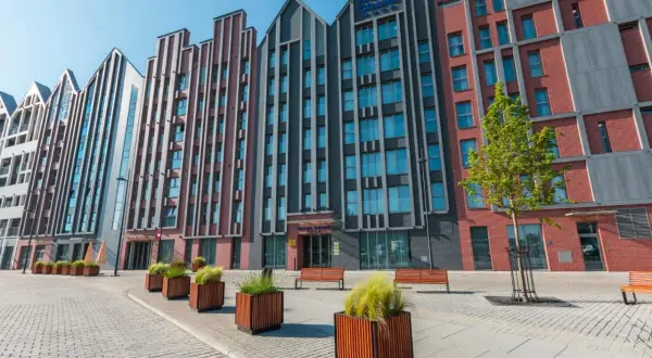 Nowoczesny Hotel Grand, number one Gdańsk, z ceglanymi i grafitowymi fasadami, zaprasza do swojego wnętrza.