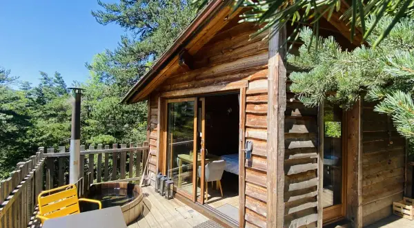 Charmante cabane en bois en Haute-Savoie, avec jacuzzi extérieur et vue sur la forêt. Parfait pour une escapade nature.