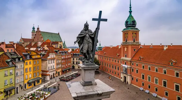 Pomnik Zygmunta III Wazy i Zamek Królewski na Starym Mieście. To jedne z fajnych miejsc w Warszawie, które warto zobaczyć.