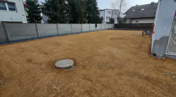 Przygotowanie terenu pod układanie kostki brukowej. Warstwy gruntu czekają na dalsze prace.