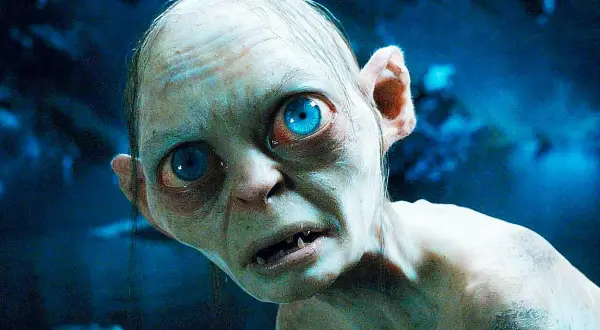 Gollum, med sina stora blå ögon, stirrar intensivt. En ikonisk karaktär från en ny Sagan om Ringen film.