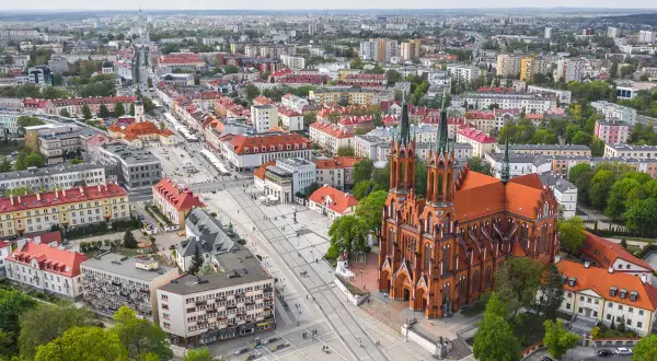 Widok z lotu ptaka na centrum Białegostoku z imponującą katedrą. To miejsce, co warto zobaczyć w Białymstoku, zachwyca architekturą i klimatem.