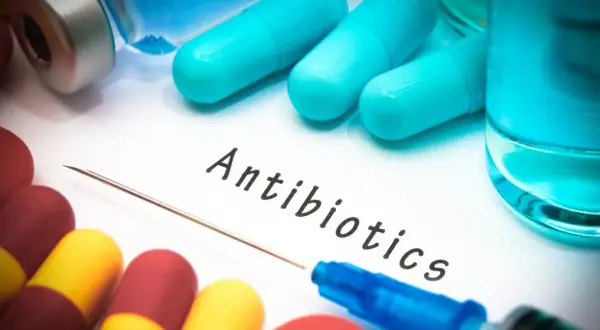 Lekarz przepisał biofuroksym, antybiotyk w kapsułkach i ampułkach, by zwalczyć infekcję.