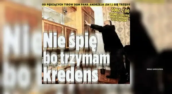 Mężczyzna w nocy trzyma mebel, bo nie śpi, bo trzymam kredens. Dom pana Andrzeja się trzęsie.