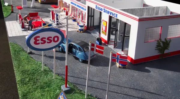 En miniatyr av en Esso-mack i Sverige med bilar, pumpar och flaggor.