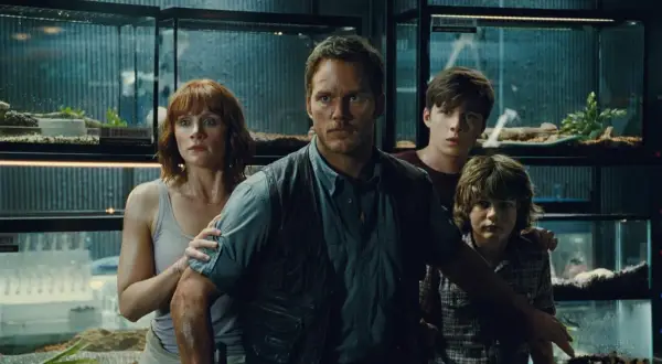 Rodzina w napiętej sytuacji w Jurassic World. Kolejność wydarzeń prowadzi do niebezpieczeństwa.