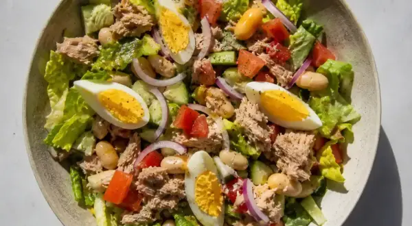En härlig tonfisk sallad med ägg, bönor, tomat, gurka och rödlök. Perfekt för en lätt lunch.