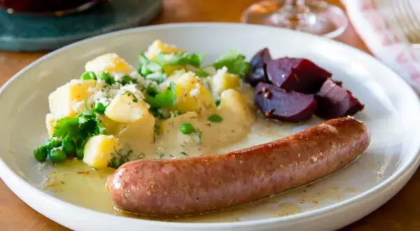 En tallrik med stekt isterband, potatis med ärtor och dill, samt rödbetor. Ett klassiskt svenskt recept som passar perfekt till helgen.