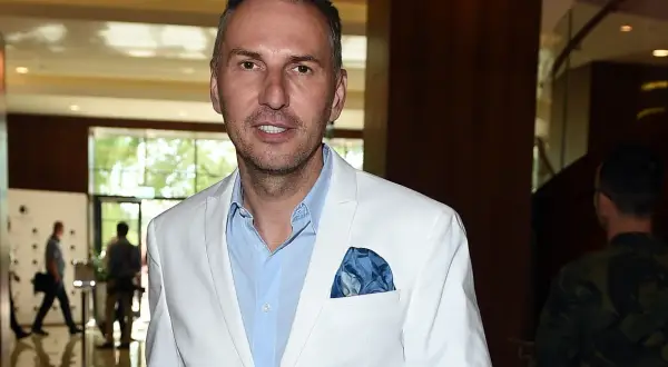 Krzysztof Gojdź w białej marynarce, z niebieską poszetką. Czyżby szykował się na spotkanie z żoną?
