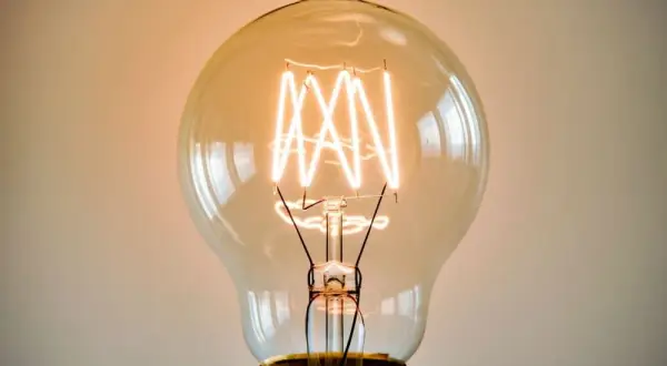Ile prądu pobiera żarówka 100w? Zaskakujące koszty energii