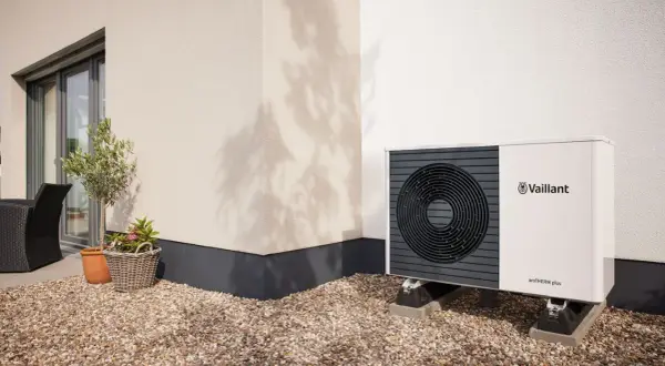 Unità esterna Vaillant aroTHERM plus, ideale per capire la differenza tra pompa di calore e condizionatore.