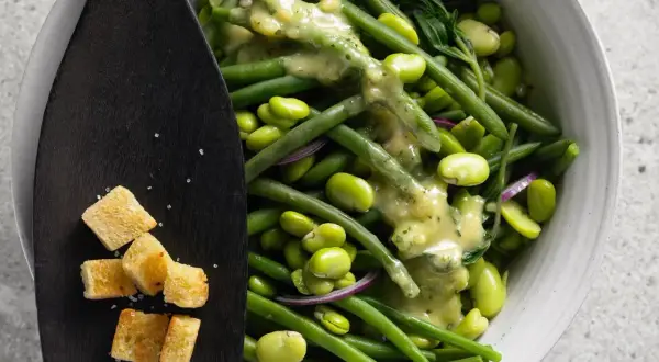 Frischer Bohnensalat mit cremiger Sauce und Croutons. Ein leichtes und leckeres Bohnensalat Rezept für den Sommer.