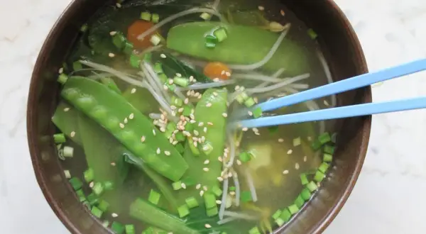 Zupa miso: Co to jest? Poznaj sekret smaku umami i zdrowia
