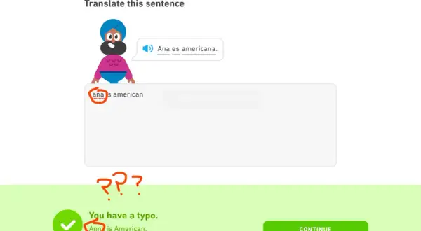 El personaje de Duolingo señala un error tipográfico en la traducción de nombres españoles en inglés: "Ann" en lugar de "Ana".