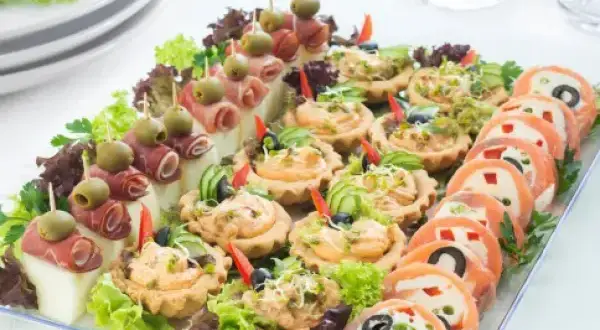Catering na 20 osób: Ceny, opcje, oszczędności. Uniknij ukrytych kosztów!