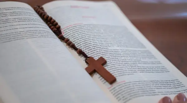 Różaniec na otwartej księdze, symbol wiary i nadziei. Nawet gdy zdarza nam się grzeszyć zuchwale w nadziei miłosierdzia bożego, modlitwa prowadzi do przebaczenia.