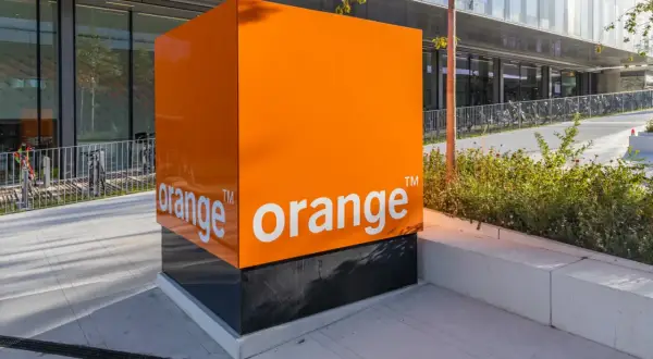 Pomarańczowy sześcian z logo Orange. Czy to właśnie tutaj tkwi odpowiedź na pytanie, dlaczego Orange ma słaby zasięg?
