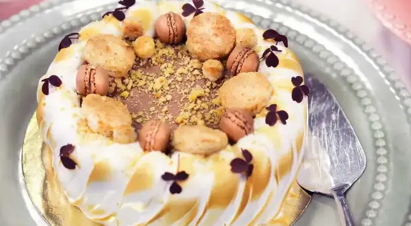 En vacker tårta med maräng och macarons, perfekt för ett speciellt tillfälle. Detta tårta recept ser utsökt ut!