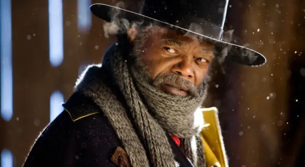 Samuel L. Jackson w filmach, w kapeluszu i szaliku, z parą unoszącą się z ust.