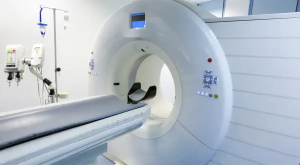Nowoczesny aparat do tomografii komputerowej i rezonansu magnetycznego, gotowy do badań diagnostycznych.