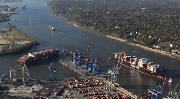 Große Containerschiffe navigieren durch die Elbe, ein Zeichen für die Bedeutung der deutschen Häfen im globalen Handel.